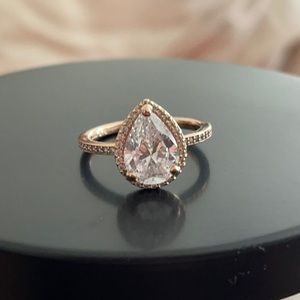 Women’s rose gold pear-shaped ring